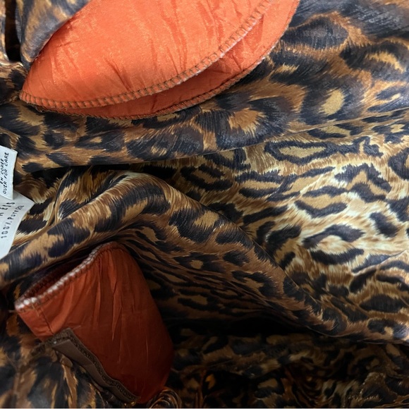 🐆Vintage Leopard Silk Top🐆 - Picture 6 of 6